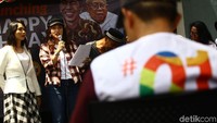 Tugas para relawan itu mendekatkan Jokowi dengan masyarakat, menepis isu-isu negatif dan hoax terhadap Jokowi. 