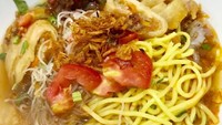 Mie kuning dan bihun jadi isian utama soto mie. Bisa keduanya atau pilih salah satu sesuai selera. Foto: Instagram @sweettea1104