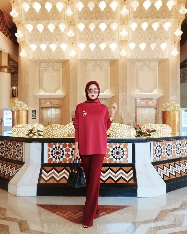 Dian Pelangi memutuskan untuk diet karena merasa berat badannya mengganggu aktivitas sehari-hari, khususnya saat salat. Akhirnya ia pun bertemu dengan trainer khusus dan menjalani program olahraga. Foto: Instagram/DianPelangi