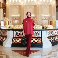 Dian Pelangi memutuskan untuk diet karena merasa berat badannya mengganggu aktivitas sehari-hari, khususnya saat salat. Akhirnya ia pun bertemu dengan trainer khusus dan menjalani program olahraga. Foto: Instagram/DianPelangi