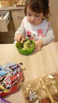 Gemas! Gadis Cilik Ini Tolak Cokelat Enak Demi Semangkuk Brokoli Rebus 