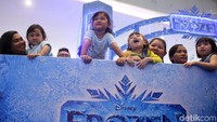 Acara yang menghadirkan Elsa dan Anna ini sangat ditunggu-tunggu oleh anak-anak. Mereka sangat bersemangat ingin bertemu Elsa dan Anna.