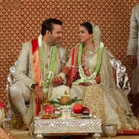 Pernikahan Isha Ambani dan Anand Piramal berlangsung Rabu malam lalu di kediamannya, di Antilia, Mumbai. Pasangan ini menikah dalam upacara tradisional Gujarati. Pengantin tampil dengan baju senada bernuansa off-white sebagai latar dan dihiasi embroidery kehijauan berhias embroidery dan payet. Rumor beredar, gaun pengantin Isha Ambani ini menghabiskan sampai Rp 182 miliar. Foto: Reliance Industries/Handout via REUTERS