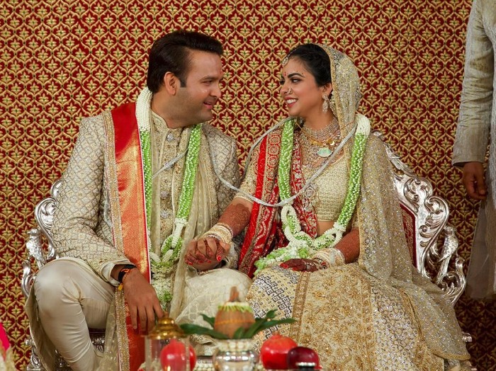 Isha Ambani dan Anand Piramal Bride Isha Ambani, the daughter of the Chairman of Reliance Industries Mukesh Ambani, and her groom Anand Piramal, heir to a real-estate and pharmaceutical business, after they got married in Mumbai, India, December 12, 2018. Reliance Industries/Handout via REUTERS ATTENTION EDITORS - THIS IMAGE WAS PROVIDED BY A THIRD PARTY. NO RESALES. NO ARCHIVE.