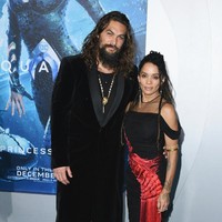 Sementara itu, sang bintang utama, Jason Momoa, memboyong serta keluarganya. Istrinya, Lisa Bonet, berbalut gaun hitam dengan aksen bordiran berwarna merah yang mencolok. (Foto: Getty Images)