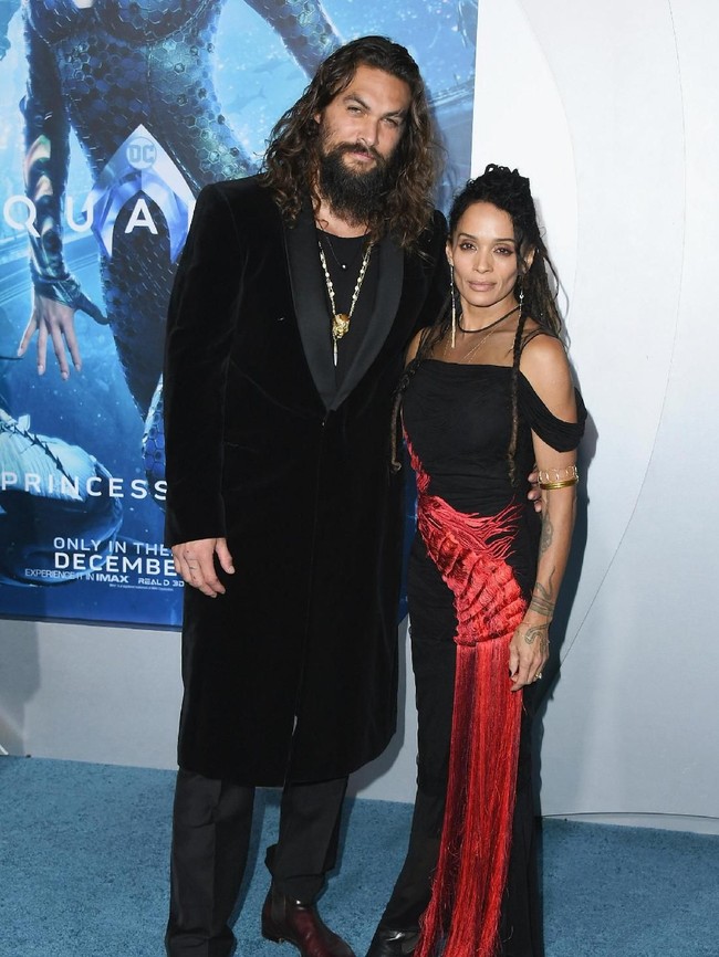 Sementara itu, sang bintang utama, Jason Momoa, memboyong serta keluarganya. Istrinya, Lisa Bonet, berbalut gaun hitam dengan aksen bordiran berwarna merah yang mencolok. (Foto: Getty Images)