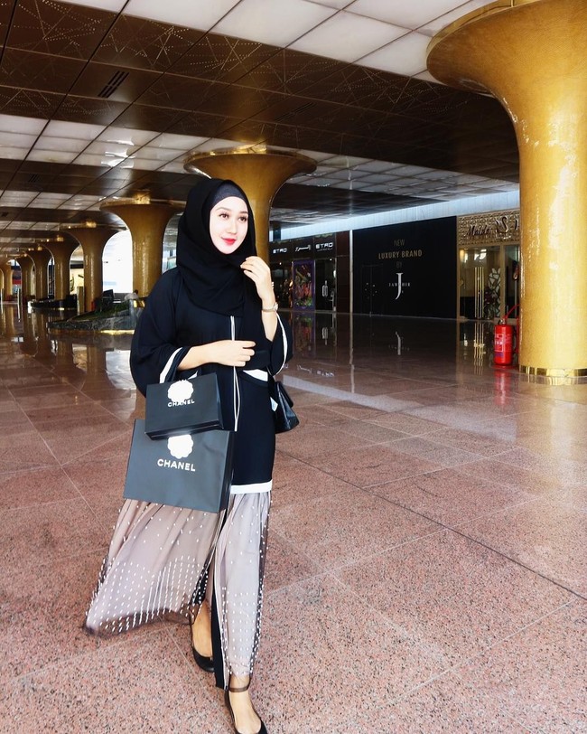 Selain olahraga, Dian menjalani diet keto. Ia menghindari makanan dengan kandungan karbohidrat dan mengganti sumber tenaganya dari lemak. Foto: Instagram/DianPelangi