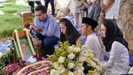 Tangis Arumi Bachsin Lepas Adik Iparnya