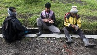 Bagi wisatawan yang tertarik untuk menggunakan Taksi Ijen siapkanlah dana sekitar Rp 800 ribu untuk satu orang pendaki atau wisatawan domestik. Sedangkan untuk wisatawan asing tarif Taksi Ijen sekitar Rp1,2 juta. Tarif taksi itu dikarenakan medan yang menanjak dan dibutuhkan sekitar tiga hingga empat orang untuk menarik taksi tersebut.
