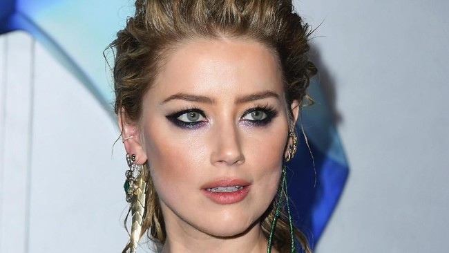 Amber HeardDr. Julian De Silva menggunakan perhitungan golden ratio untuk melihat siapa saja selebriti yang wajahnya dianggap paling sempurna. Menurut dokter asal Inggris itu, Amber Heard adalah selebriti yang wajahnya dinilai 91,85% mendekati kesempurnaan. Dengan kata lain, Amber memiliki bentuk wajah simetris yang membuatnya terlihat cantik.Foto: Getty Images