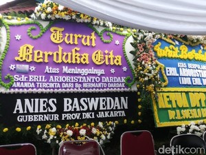 Anies Hingga SBY Kirim Karangan Bunga ke Rumah Duka Adik Emil Dardak