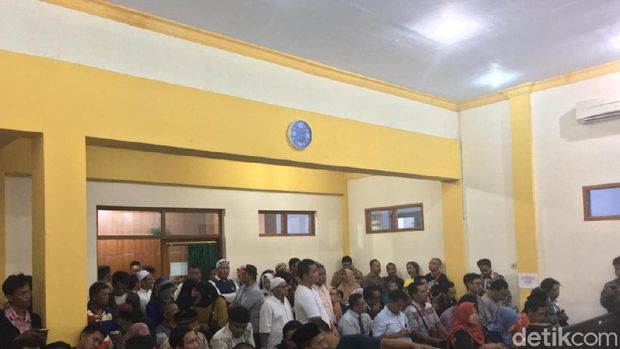 Suasana di dalam ruang sidang