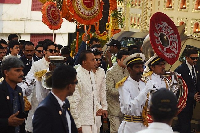 Iring-iringan marching band juga ikut memeriahkan prosesi upacara pernikahan pasangan yang sudah saling mengenal sejak kecil tersebut. Foto: AFP