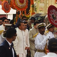 Iring-iringan marching band juga ikut memeriahkan prosesi upacara pernikahan pasangan yang sudah saling mengenal sejak kecil tersebut. Foto: AFP