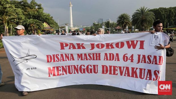 Salah satu tuntutan keluarga korban jatuhnya pesawat Lion Air JT-610 dalam unjuk rasa di depan Istana Negara, Jakarta, Kamis (13/12), yakni mencari kembali jasad para korban.