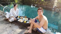  Masih dalam rangakaian liburan di Bali bersama Galih, Barbie telihat santai sambil menikmati sarapan setelah berenang pagi. Foto: Instagram @barbiekumalasari