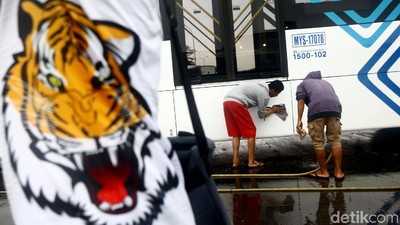 Aksi The Jakmania Cuci Bersih Bus TransJakarta