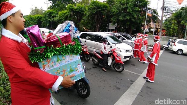 Santa Claus Bagi-Bagi Kado di Surabaya, Mau Dong!