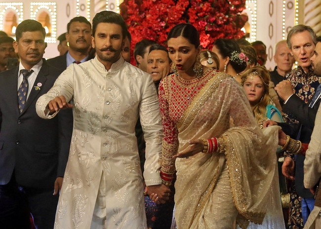Pengantin baru lainnya, Deepika Padukone dan Ranveer Singh juga datang ke pernikahan anak dari konglomerat India Mukesh Ambani ini. Keduanya kompak tampil dalam busana tradisional India. Foto: REUTERS/Francis Mascarenhas