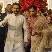 Pengantin baru lainnya, Deepika Padukone dan Ranveer Singh juga datang ke pernikahan anak dari konglomerat India Mukesh Ambani ini. Keduanya kompak tampil dalam busana tradisional India. Foto: REUTERS/Francis Mascarenhas