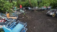 Troli yang digunakan untuk mengangkut para wisatawan ini pun biasa digunakan penduduk lokal untuk membawa belerang. Troli ini merupakan alat angkut menyerupai gerobak yang memiliki dua roda di kanan dan kiri, troli ini digunakan dengan cara mendorong dengan panjang bervariasi, di bagian belakang terdapat dua besi sebagai alat kemudi.