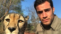 Saat dia selfie dengan cheetah di Afrika Selatan. (dr.evanantin/Instagram)