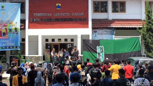 Mahasiswa Tabur Bunga dan Copot Spanduk Bupati Cianjur