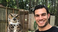 Dalam Instagram pribadinya yang diikuti oleh lebih 1 juta followers, dia kerap membagikan aktivitasnya bepergian ke beragam konservasi hewan di dunia. (dr.evanantin/Instagram)