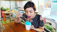 Berada di Bali, Barbie tidak melewatkan waktu untuk mencicipi es krim gelato rasa cokelat dan varian rasa lainnya yang manis legit. Foto: Instagram @barbiekumalasari