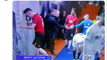 Phil Jones juga diolok-olok jadi hilang arah saat paruh waktu pertandingan. Soalnya ia malah mengarah ke tembok. (Foto: Internet/Twitter)