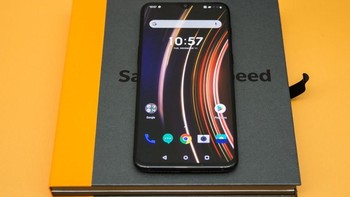 Bagian depannya sendiri tidak terlihat banyak berbeda dari OnePlus 6T edisi biasa. Foto: Pocket Lint