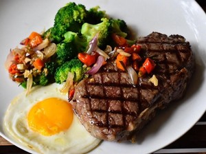 Gurih Leleh Beefsteak dengan Telor Ceplok Ada di 5 Resto Ini