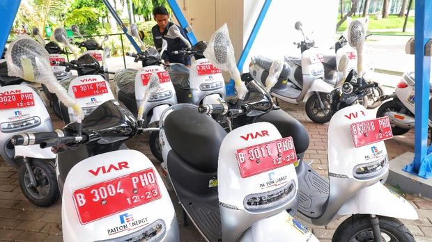 Petugas mencoba motor listrik di Kawasan Monumen Nasional (Monas), Jakarta, Kamis (13/12/2018). Dalam upaya mempercepat penggunaan kendaraan listrik di Indonesia, Pemprov DKI mulai menggunakan motor listrik di beberapa titik. Yakni Monumen Nasional (Monas), Taman Margasatwa Ragunan, dan Dinas Teknis Jati Baru sebagai bentuk mengurangi polusi udara perkotaan. (CNBC Indonesia/Andrean Kristianto)
