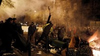 Sejumlah barang dibakar oleh para demonstran saat menggelar aksi demo di depan gedung Parlemen di Budapest, Hungaria.