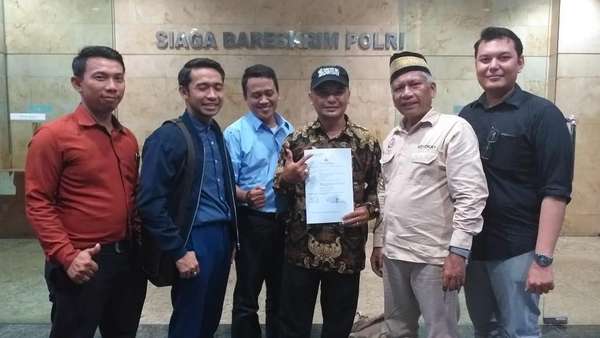 Tulis Status FB Jemaah Monaslimin, Guntur Romli Dipolisikan Tulis Status FB Jemaah Monaslimin, Guntur Romli Dipolisikan