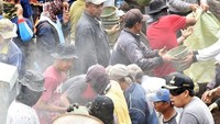 Beberapa kali, Irvan terlihat bergotong-royong kerjabakti dengan warganya. Seperti momen ini ketika ia sibuk membangun fasilitas umum di sawah kawasan Cianjur. Foto: instagram @irvanrivanomuchtar