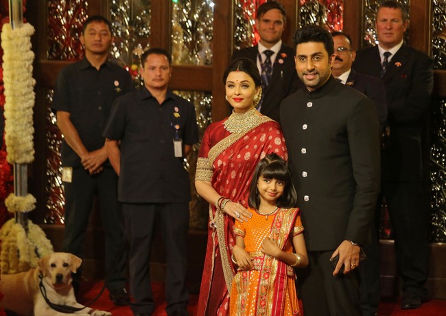 Aktris Aishwarya Rai datang bersama suami Abhisneck Bachchan dan putrinya Aaradhya. Aishwarya tampil mencuri perhatian dengan busana bernuansa merah-emas, sementara sang putri cantik dengan busana oranye-emas. Foto: REUTERS/Francis Mascarenhas