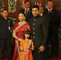 Aktris Aishwarya Rai datang bersama suami Abhisneck Bachchan dan putrinya Aaradhya. Aishwarya tampil mencuri perhatian dengan busana bernuansa merah-emas, sementara sang putri cantik dengan busana oranye-emas. Foto: REUTERS/Francis Mascarenhas