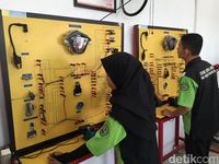 Astra Honda Motor Serahkan 2 motor ke SMK di Kalimantan