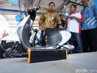 Lompatan Besar Pemprov DKI yang Mulai Pakai Motor Listrik