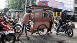 Pintu Perlintasan KA di Roxy Ditutup, Warga Duri Pulo Protes