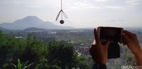 Memotret pemandangan dari gerbong (Mukhlis Dinillah/detikTravel)