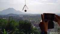 Keindahan pemandangan di sepanjang perjalanan ini terlihat lantaran jalur kereta sebagian melewati perbukitan. Sehingga tak jarang dijumpai perlintasan kereta api berupa jembatan (Mukhlis Dinillah/detikTravel) 