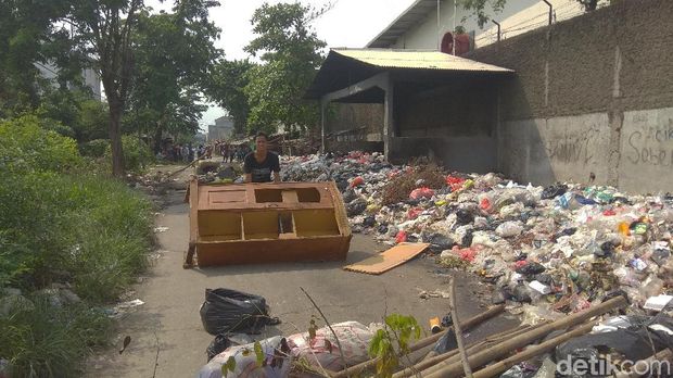 Sampah Menumpuk, Warga Karawang Blokir Jalan Oto Iskandardinata