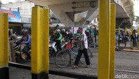 Namun proyek penutupan perlintasan kereta api itu ditentang oleh masyarakat sekitar. Warga Duri Pulo menolak penutupan lintasan KA tersebut. Menurut mereka penutupan lintasan itu membuat mereka sulit untuk mengakses jalan karena harus putar balik dengan rute yang lebih jauh jika dibandingkan dengan menyeberangi rel kereta di bawah flyover tersebut.