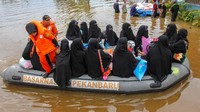 Sebanyak 450 santri dievakuasi tim Basarnas dari banjir luapan Sungai Kampar yang merendam pondok pesantren mereka dengan ketinggian air 50-100 cm. ANTARA FOTO/Rony Muharrman.