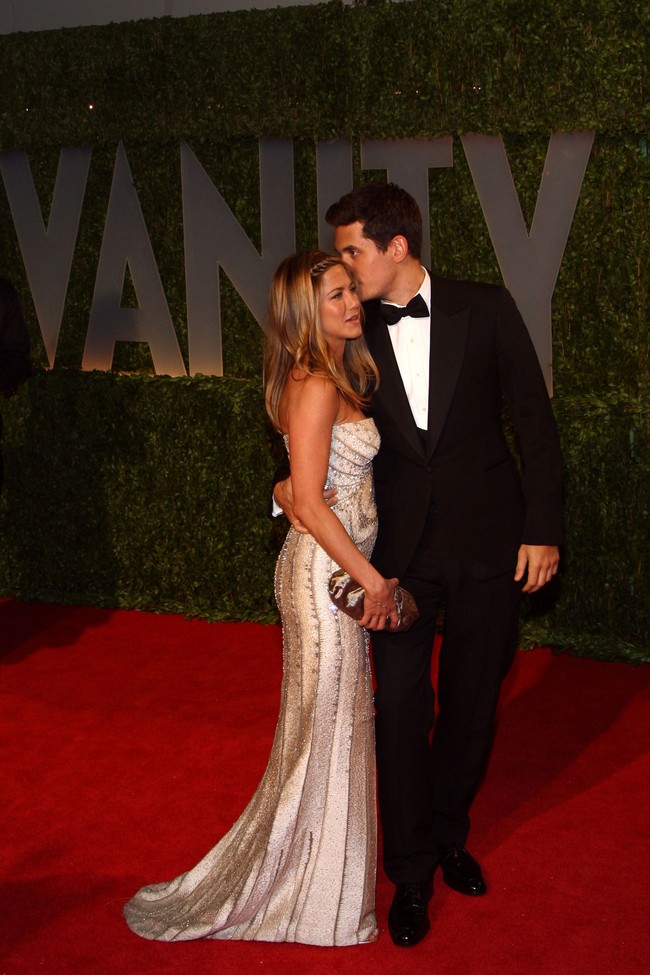 Saat berpacaran dengan John Mayer, Jennifer Aniston mengira hubungan mereka bisa bertahan lama. Tapi asmara Jen dan John hanya bertahan satu tahun. Keduanya putus setelah John mengakhiri hubungan lewat SMS. Foto: Alberto E. Rodriguez/Getty Images