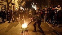 Massa tak hanya melakukan orasi tetapi juga membakar sejumlah barang di area sekitar gedung Parlemen Hungaria untuk menunjukkan bentuk kekecewaan dan penolakan terhadap kebijakan yang menurut para kritikus dianggap sebagai hukum perbudakan.