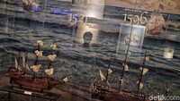 Sejumlah kapal yang pernah hilir mudik di laut Indonesia dibuatkan miniaturnya kemudian dipajang di museum.