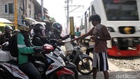 Walaupun tanpa palang otomatis sejumlah warga berinisiatif dan saling bergantian untuk menjaga jalur perlintasan KA tersebut selama 24 jam. Pengemudi motor yang ingin melintas hanya dikenakan tarif seikhlasnya saja.